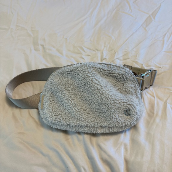 Lululemon Sherpa Belt Bag - Picture 1 of 4